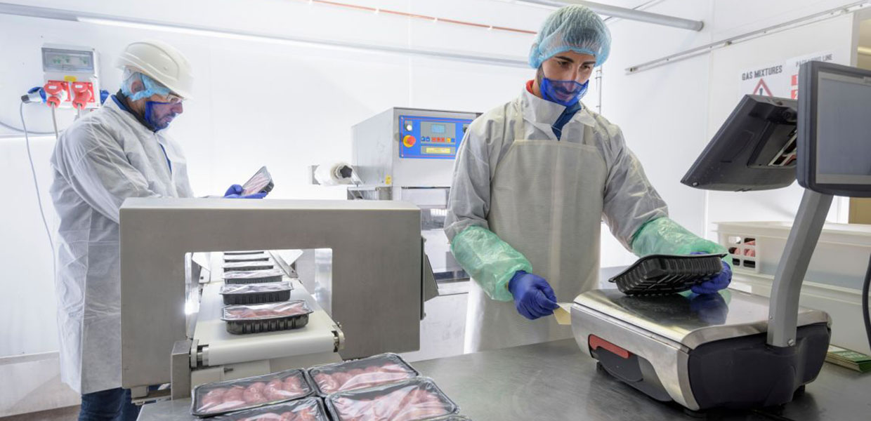 Lebensmittelarbeiter in einer Fleischverpackungsanlage